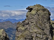 55 La rocciosa monolitica cima del Ponteranica occ. (2370 m) con corvo nero su roccione
